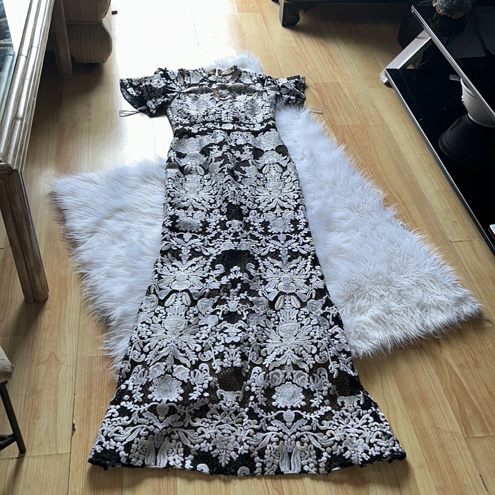 Marchessa Notte black & white floral embroidered size 4 nwt